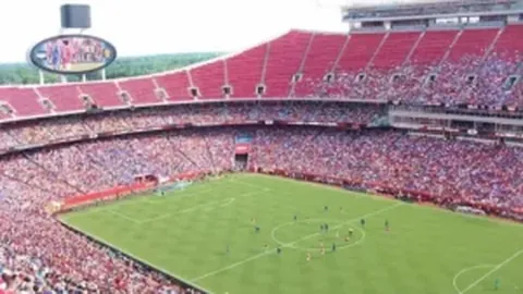 梅里诺破门萨卡鼓舞，阿森纳惊险2-1险胜富勒姆 两将中途离场